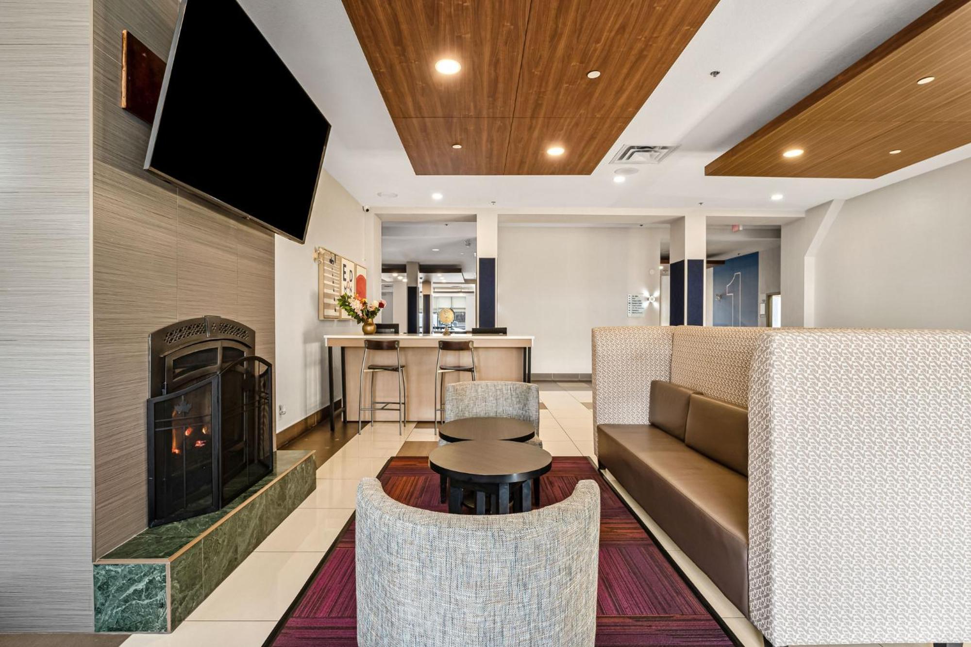 Holiday Inn Express Hotel & Suites-Edmonton South By Ihg Buitenkant foto